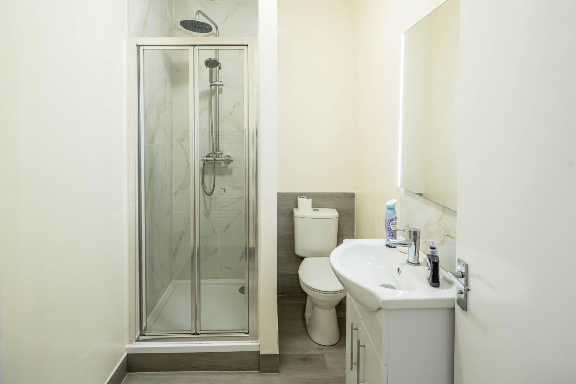 Free Parking, 2 Beds,Close To Train Station Bedford Exterior foto